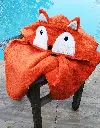 230113-badeponchofuchsaufhockerampool.webp